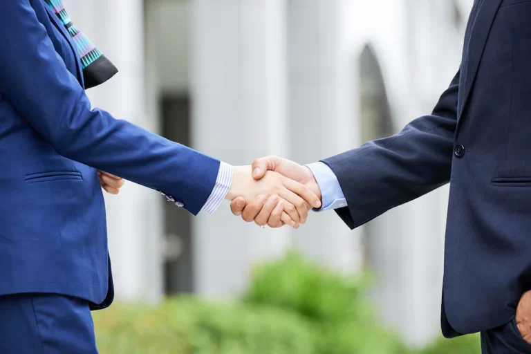 mid-section-business-people-shaking-hands-outdoors_1098-20783